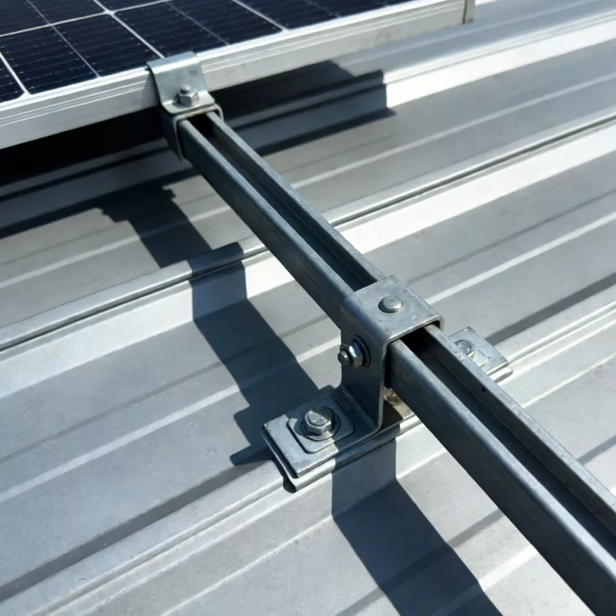 Proč je KOVOVÁ STŘECHA SOLÁRNÍ MONTÁŽ nejlepší investicí pro dlouhodobé projekty solární energie